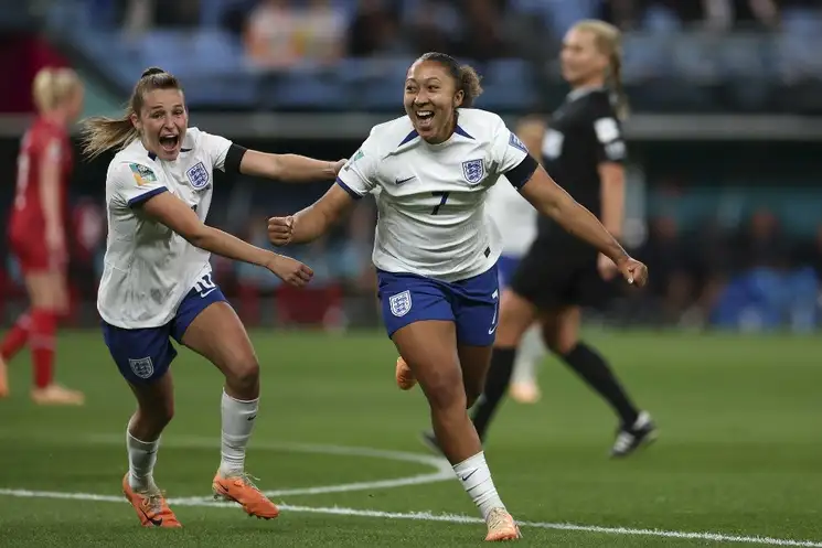 Lauren James (derecha) celebra al anotar ante Dinamarca en el Mundial Femenil de futbol que se juega en Australia y Nueva Zelanda, el 28 de julio de 2023. Foto Ap