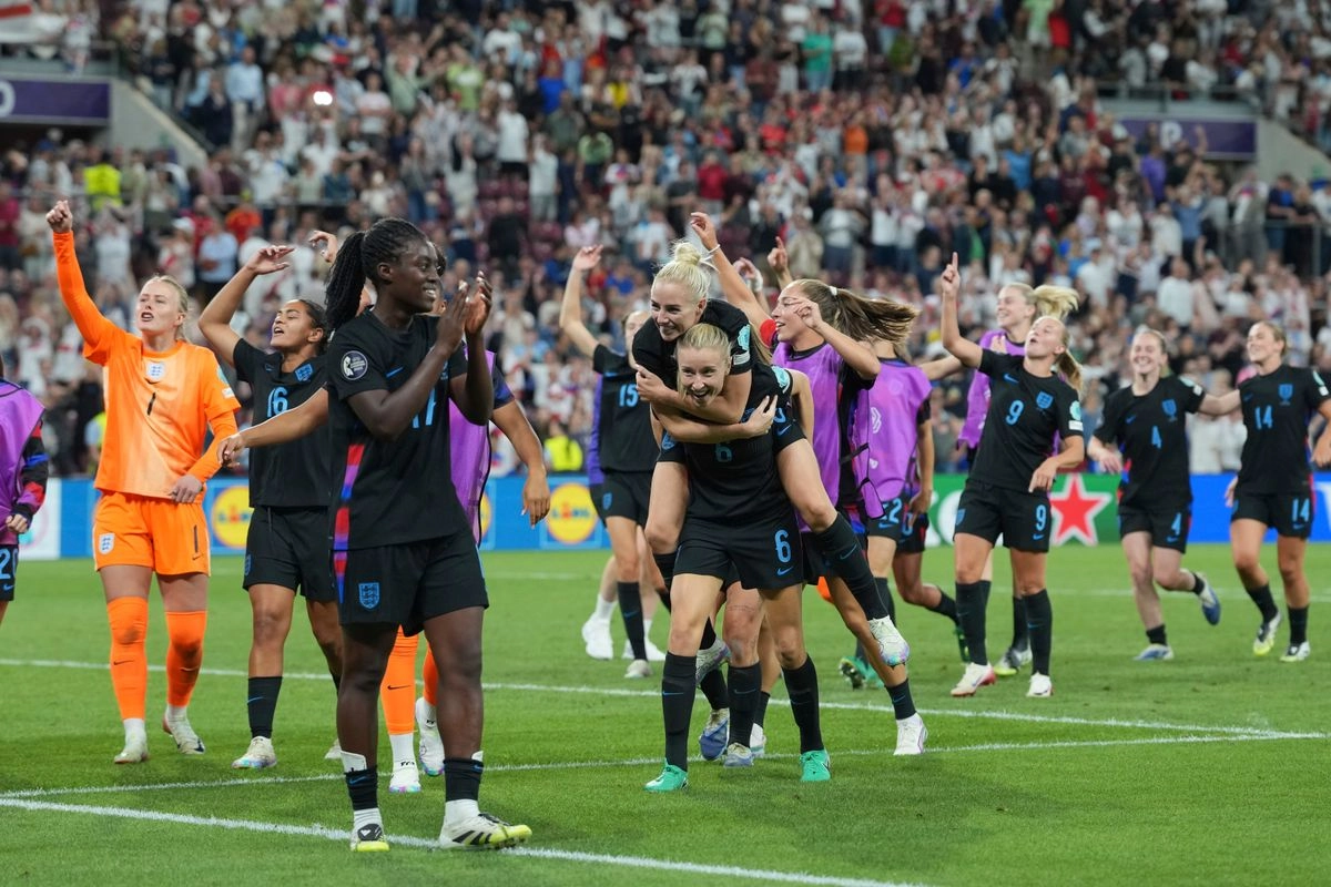 Las jugadoras de Inglaterra celebran tras ganar las semifinales de la Eurocopa femenina de fútbol 2025 entre Inglaterra e Italia en el Stade de Geneve en Ginebra, Suiza, el martes 22 de julio de 2025.