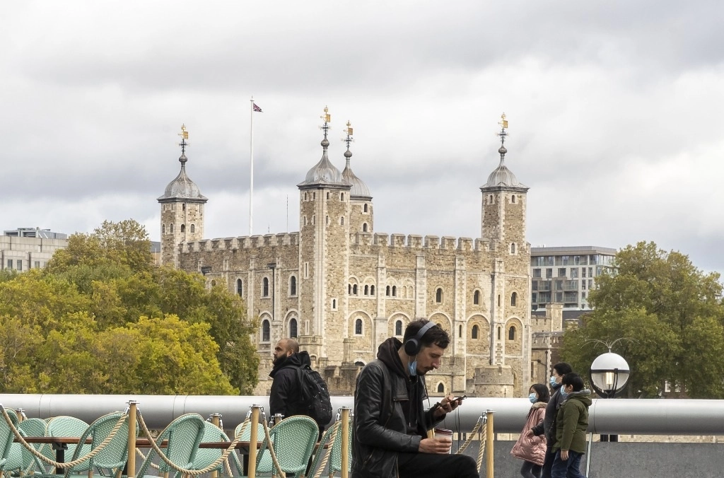 Gente caminando por las calles de Londres, Inglaterra. Foto Xinhua