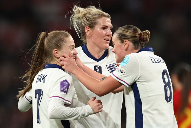 Futbolistas de la Selección Femenina de Inglaterra festejan la anotación durante el encuentro. Foto 