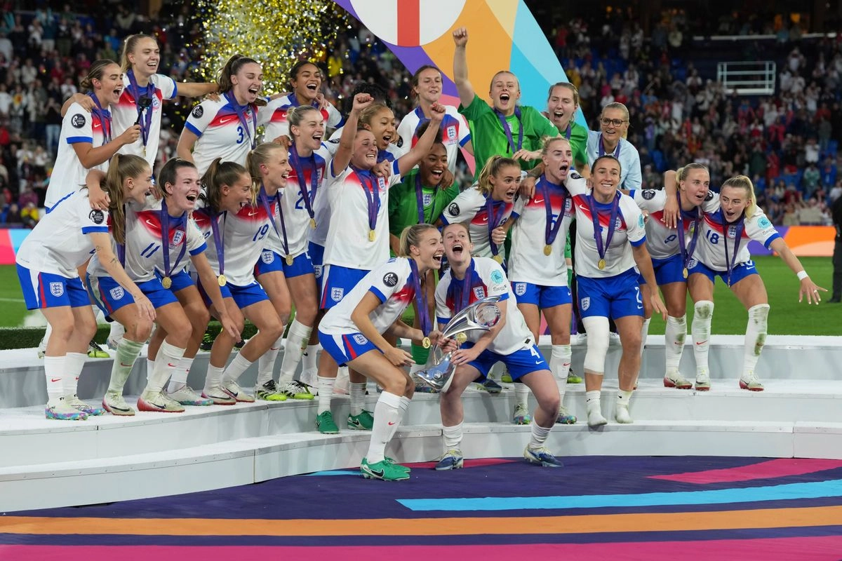 Las jugadoras de Inglaterra celebran con el trofeo tras ganar la final de la Eurocopa Femenina 2025 entre Inglaterra y España en el St. Jakob-Park de Basilea, Suiza, el domingo 27 de julio de 2025. Foto  