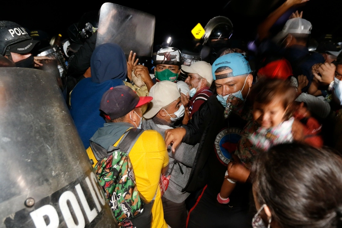 Los migrantes se enfrentaron a policías e ingresaron a la fuerza. Foto Ap
