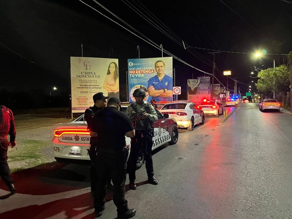 Policías dan acompañamiento a los migrantes que regresan a México desde Estados unidos. Foto