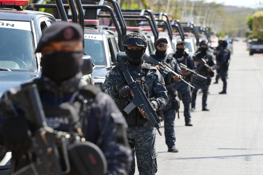 Los elementos de la FRIP, agrupación que ha sido utilizada para realizar operativos policiacos en diversos puntos del estado en los que había hechos de violencia, arribaron fuertemente armados en varios vehículos, acompañados por uniformados de otras corporaciones. Foto @OscarAparicioA
