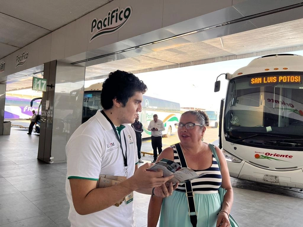 Observadores atienden a connacionales como parte del programa Héroes Paisanos 2022. Foto tomada de la cuenta de Twitter @heroespaisanos
