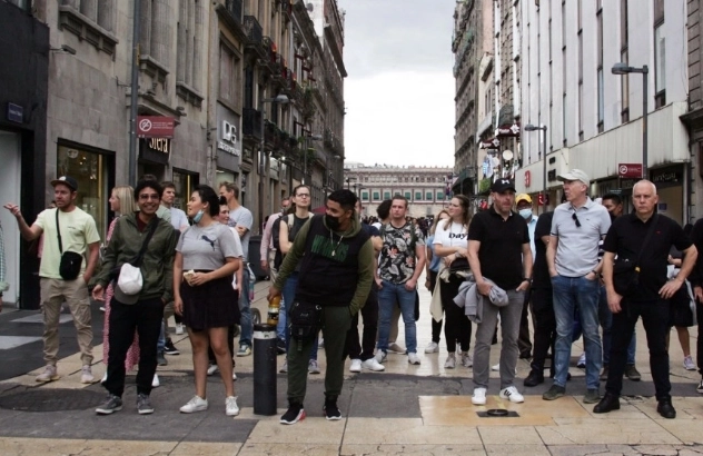 Turistas pasean por el Centro Histórico de la Ciudad de México. Foto Roberto García Rivas / Archivo