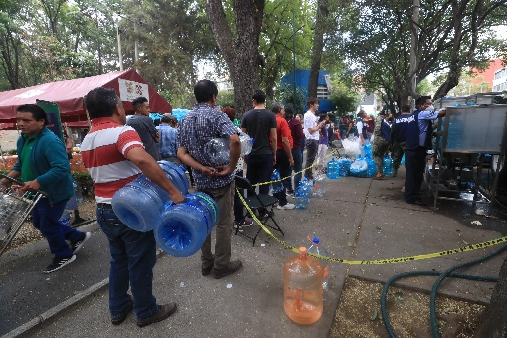 Colonos de Benito Juárez acudieron al módulo de atención instalado en el parque Alfonso Esparza Oteo para llenar sus garrafones con agua potable. Foto Luis Castillo



