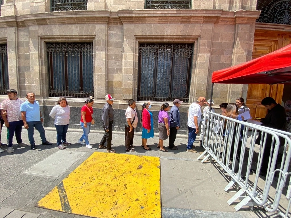 Llegada de un grupo de padres de los 43 estudiantes de Ayotzinapa desaparecidos a Palacio Nacional, en la Ciudad de México, el 3 de julio de 2024. Foto Germán Canseco
