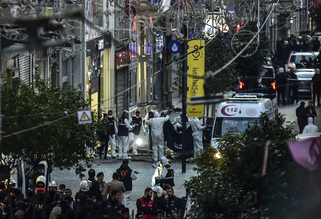 Expertos forenses trabajan en la zona de la explosión en la popular avenida peatonal Istiklal de Estambul 13 de noviembre de 2022. Foto Ap