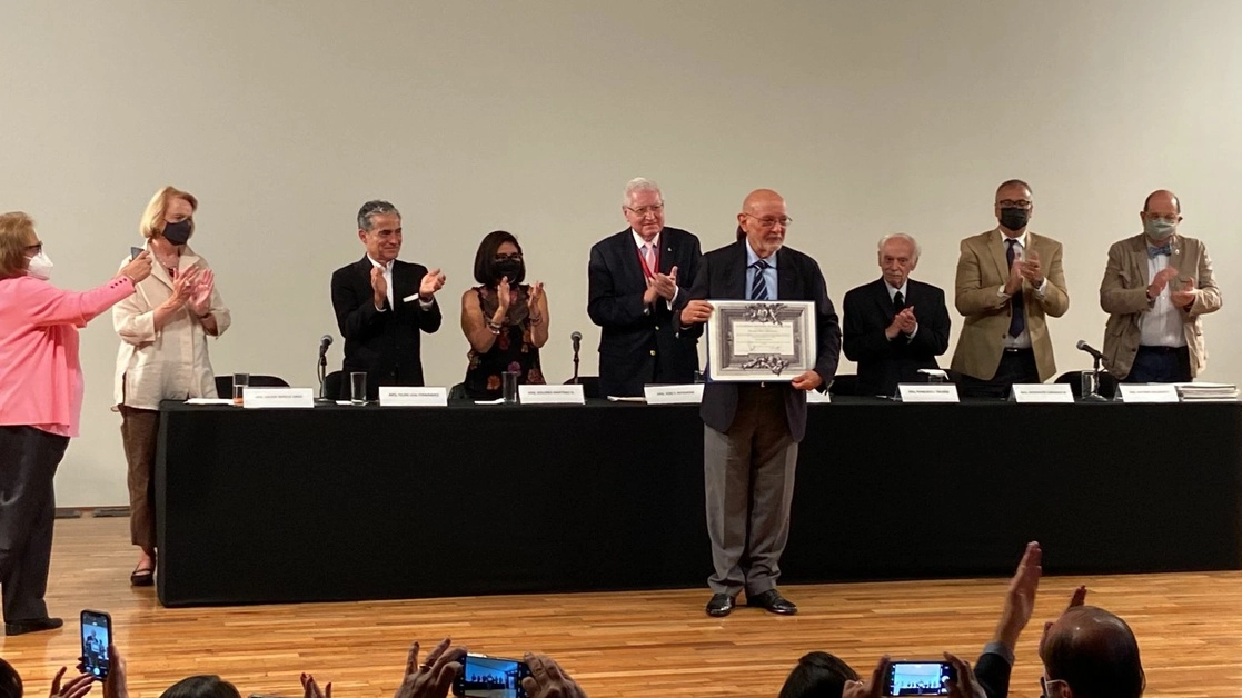 Eduardo Matos durante la ceremonia. Foto @seminariocultmx