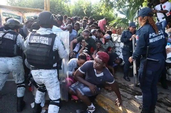 En imagen de archivo, migrantes tratando de ingresar a las oficinas de la Comar en Tapachula, Chiapas. Foto Cuartoscuro