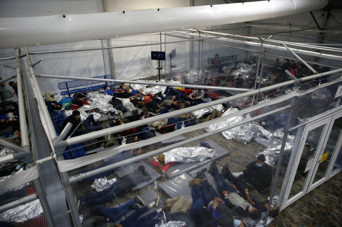 Niños menores en el centro de detención del Departamento de Seguridad Nacional de Donna, EU, el principal centro de detención para niños no acompañados. Foto Ap