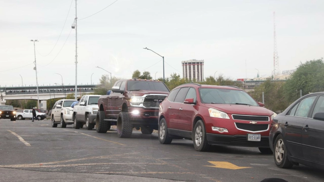 Se estima que en total más d 80 mil paisanos cruzarán la frontera de Nuevo Laredo al finalizar la fiestas decembrinas. Foto La Jornada