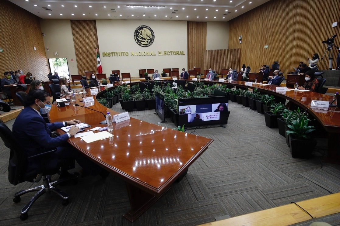 El Consejo General del Instituto Nacional Electoral durante una sesión extraordinaria. Foto Cristinta Rodríguez / Archivo
