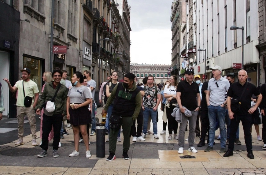 Turistas pasean por el Centro Histórico de la Ciudad de México. Foto Roberto García Rivas / Archivo
