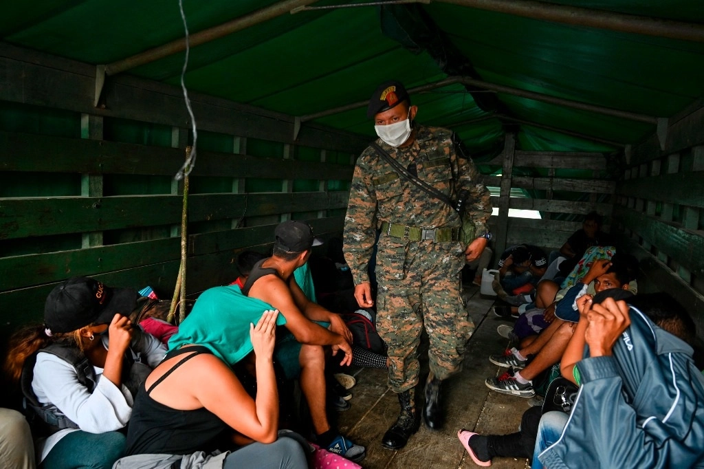 Migrantes hondureños detenidos en Guatemala, este viernes. Foto Afp