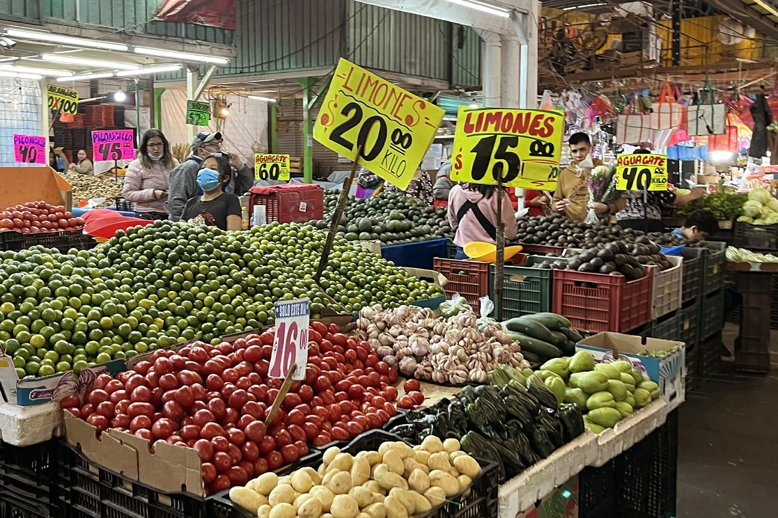 Venta de frutas y verduras en el mercado Jamaica, en la Ciudad de México, en imagen de archivo. Foto María Luisa Severiano