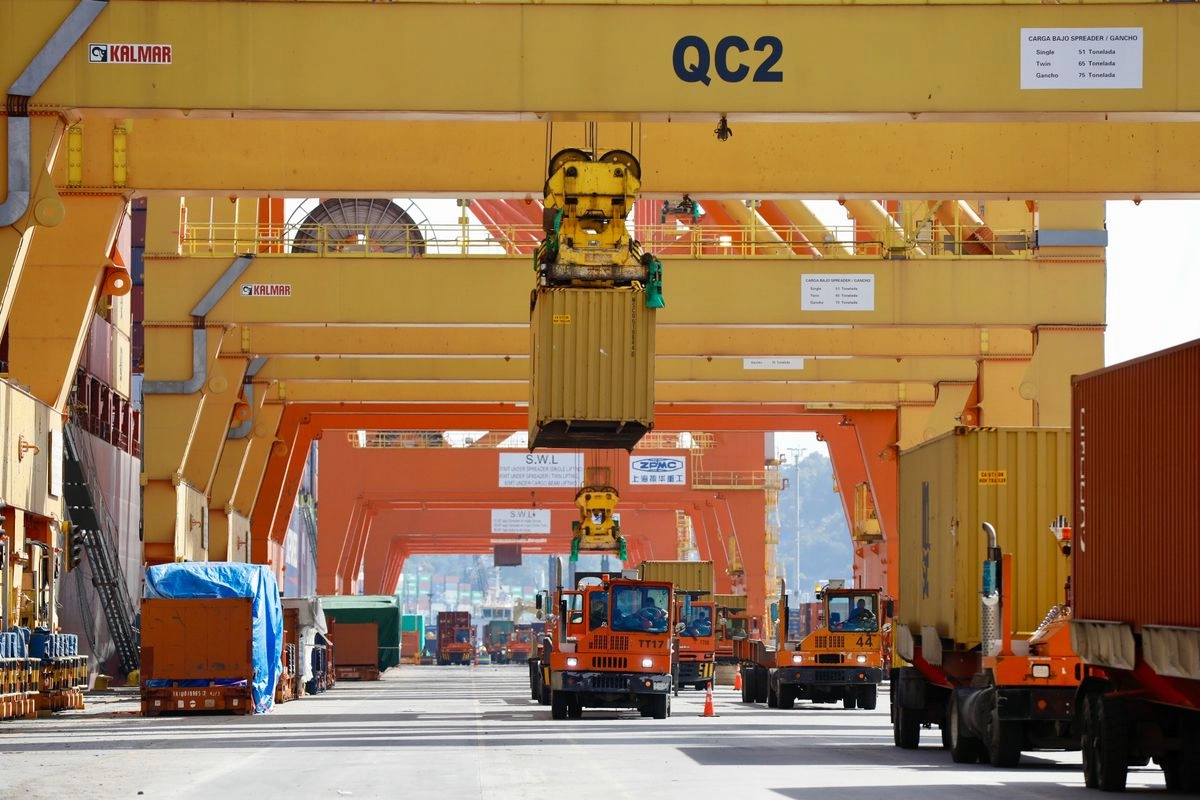 Los ingresos del gobierno federal crecieron impulsados por una “mayor vigilancia aduanera y reglas de comercio exterior más estrictas”, informó la SHCP. En la imagen, instalaciones del puerto de Manzanillo. Foto Germán Canseco
