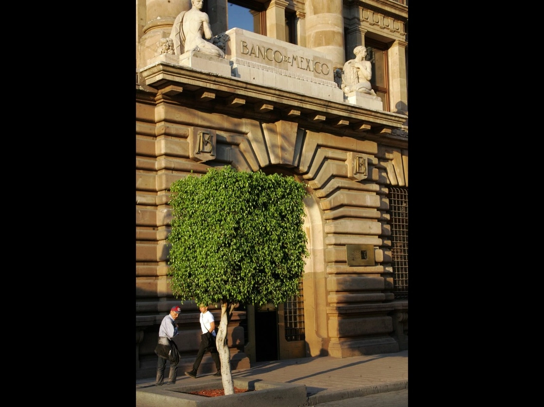 Fachada del Banco de México, en la capital del país. Foto Roberto García Rivas / Archivo