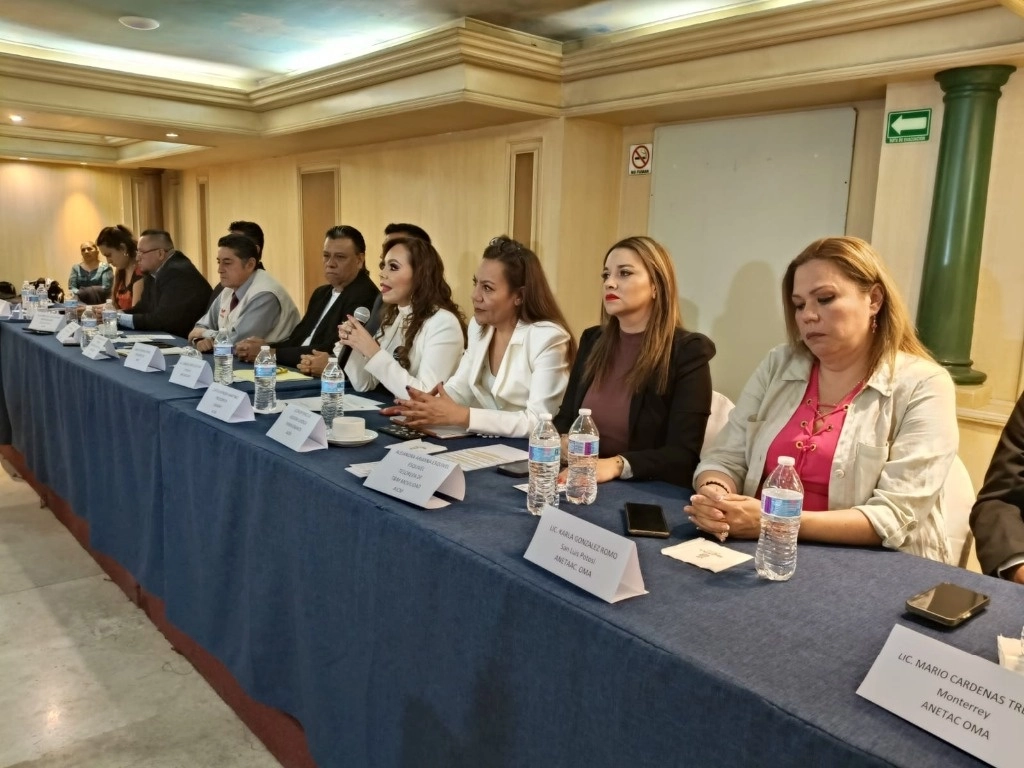 Taxistas concesionarios que operan en el AICM señalaron que los ingresos por la venta de boletos decrecieron hasta 50% debido a "la competencia desleal" de las plataformas de aplicación, entre ellas Uber. Foto César Arellano