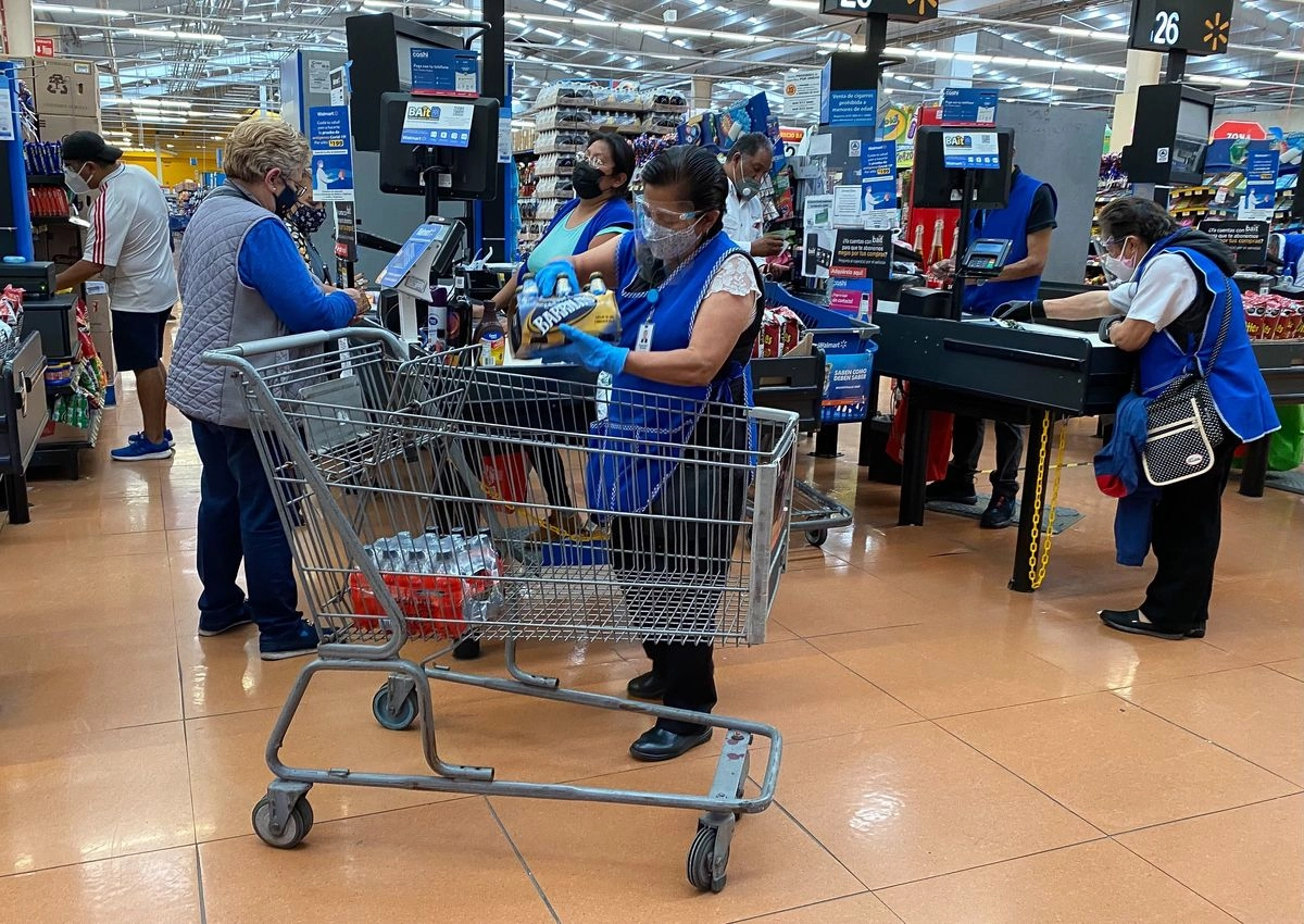 Las empresas estadunidenses se han visto presionadas este año debido a que los aranceles aumentaron los costos de importación de numerosos productos, aunque muchas mitigaron el impacto para los consumidores aumentando sus inventarios antes de que Trump introdujera los nuevos gravámenes. Foto