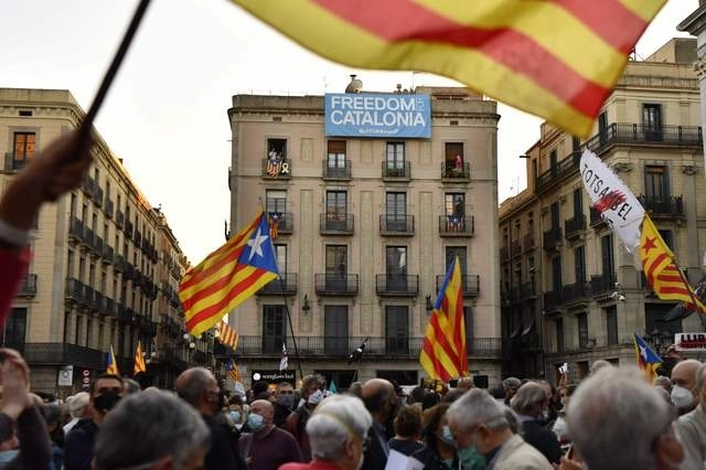 Manifestación de pro independentistas catalanes hoy en Barcelona, España, después de que el Tribunal Supremo anunció la inhabilitación del presidente regional Quim Torra. Foto Afp