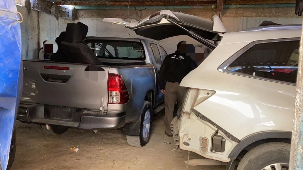 El inmueble y los vehículos fueron asegurados y puestos a disposición del MPF. Foto Twitter @FGRMexico