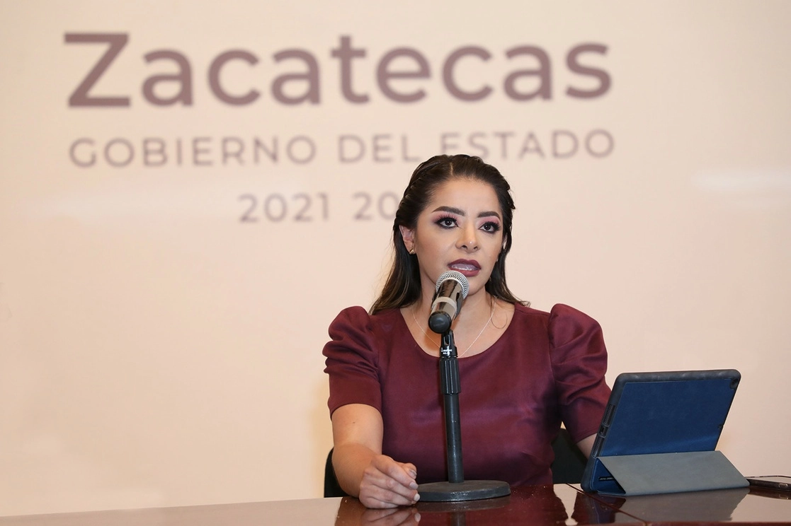 Humbelina Elizabeth López Loera, titular de la Función Pública de Zcatecas, durante la conferencia de prensa en la que anunció las sanciones contra ex funcionarios de la pasada administración. Foto tomada de la página de la Secretaría de la Función Pública de Zacatecas.