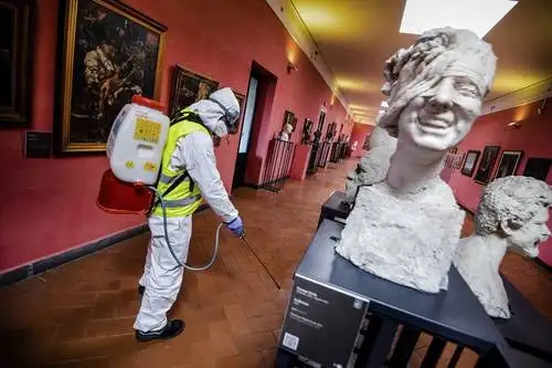 La zona de museos del Maschio Angioino, en Nápoles, fue sometida a labores sanitarias con motivo del Covid-19. Foto Ap