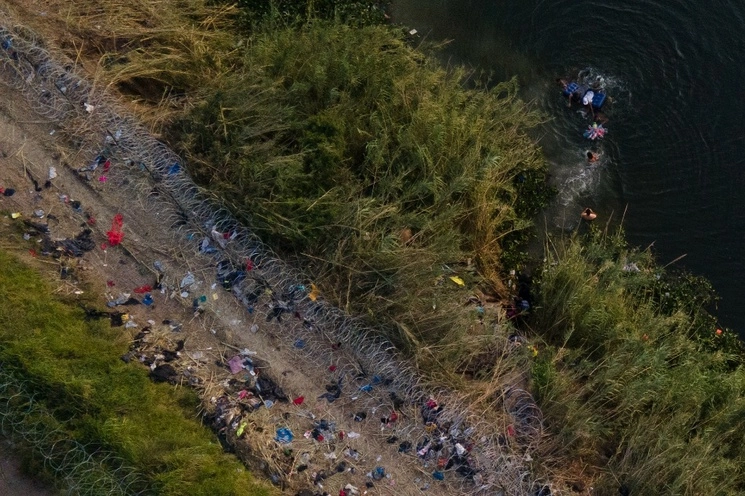 Vista aérea del cruce de migrantes que usan una balsa para cruzar el río Bravo, frontera entre Texas y México. Foto Ap / Archivo