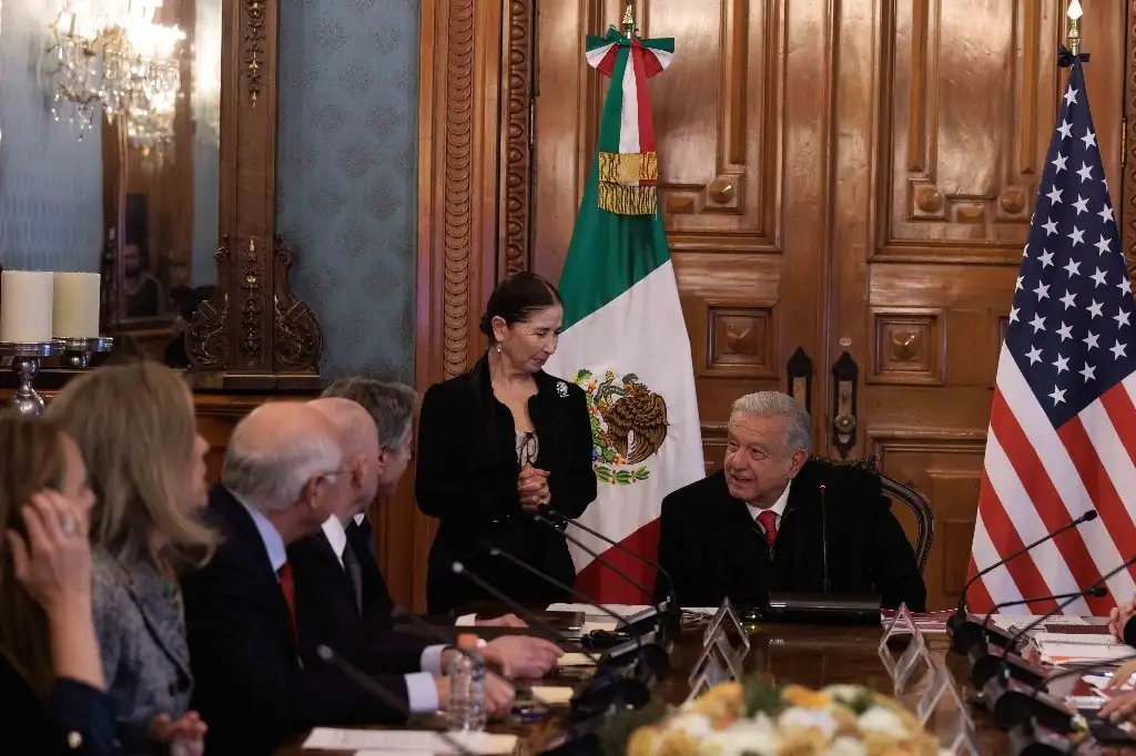 El presidente Andrés Manuel López Obrador encabeza la reunión de alta seguridad con la delegación estadunidense, encabezada por el secretario de Seguridad, Antony Blinken; el titular de Seguridad Nacional, Alejandro Mayorkas, y la asesora de Seguridad Nacional, Elizabeth Sherwood-Radall, en Palacio Nacional, en la Ciudad de México, el 27 de diciembre de 2023. Foto cortesía Presidencia
