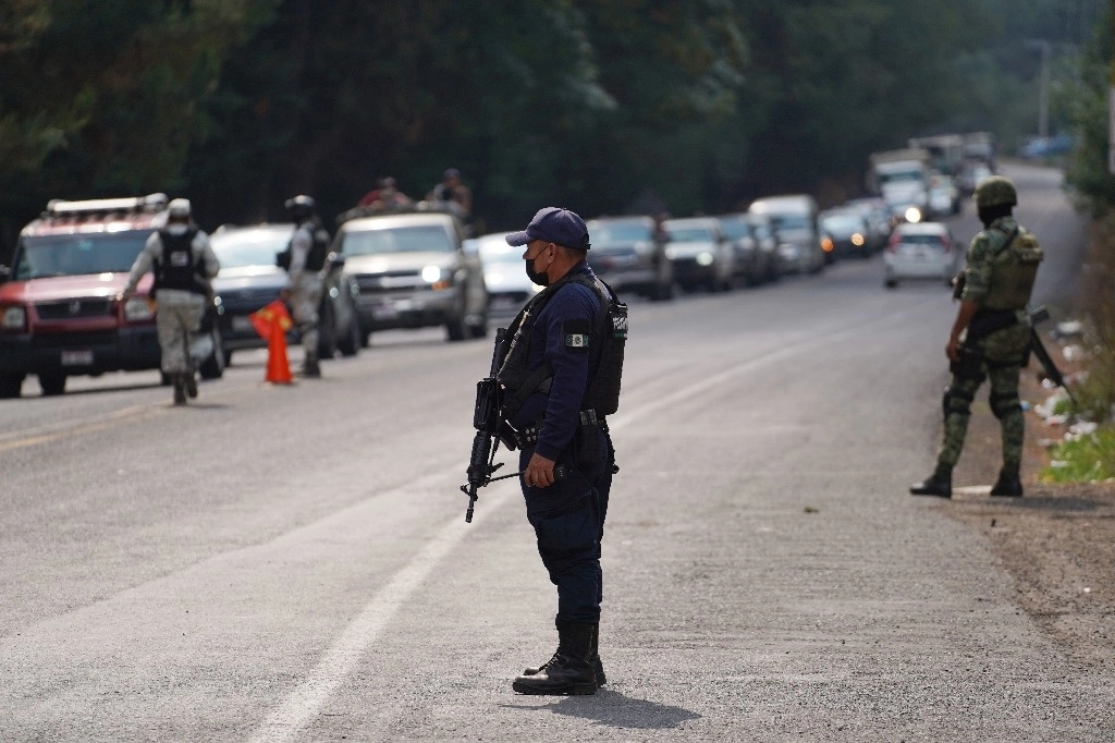 Elementos de la Guardia Nacional realizan un operativo de seguridad en la entrada de Uruapan. Foto Cuartoscuro 