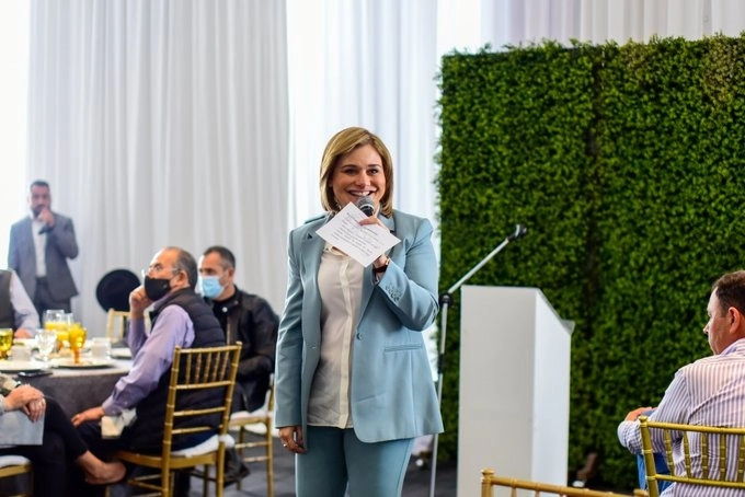 La candidata panista en reunión con empresarios de Chihuahua. Foto @MaruCampos_G