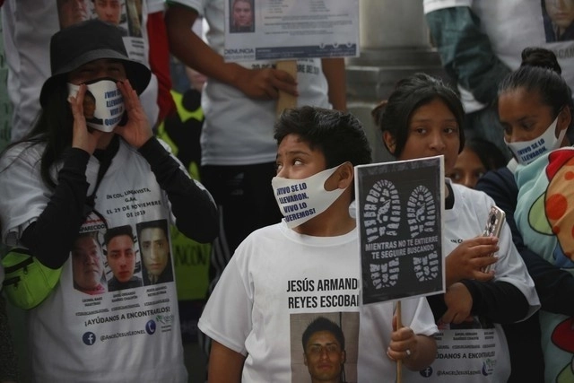 Familiares de personas desaparecidas durante una protesta. Foto Roberto García / Archivo