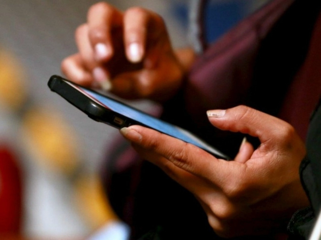 Persona utiliza un teléfono móvil en imagen de archivo. Foto Luis Castillo 