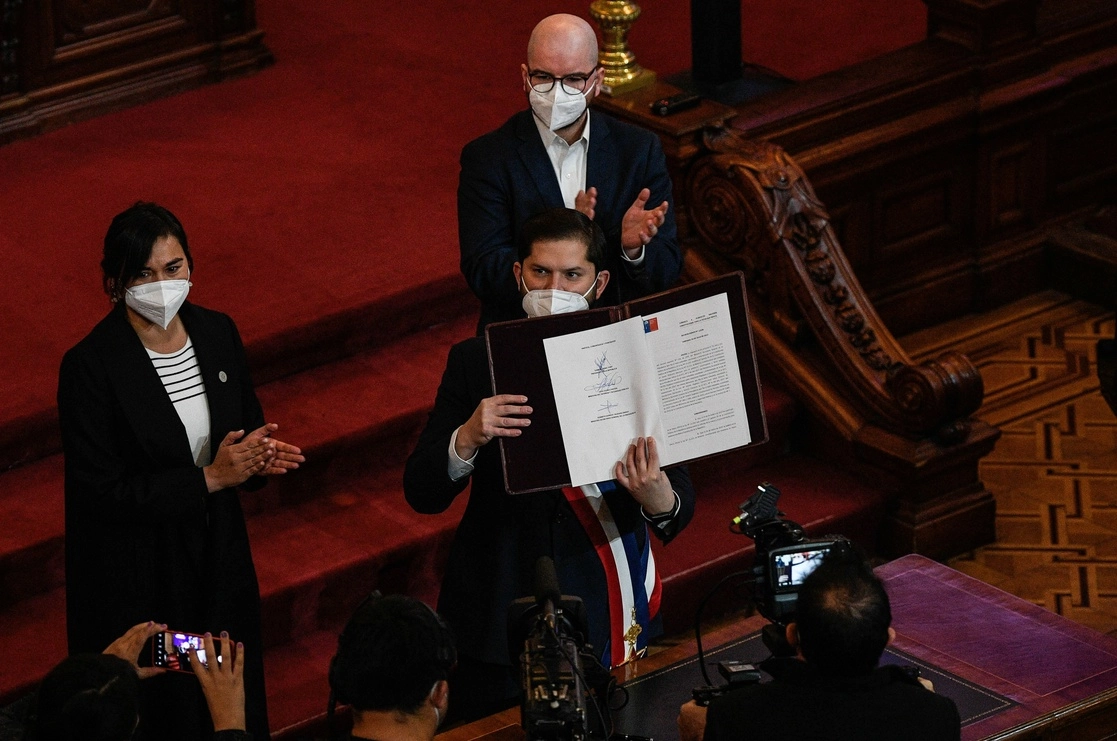 El presidente de Chile, Gabriel Boric, tras firmar la convocatoria para el plebiscito del 4 de septiembre, en el que se decidirá si se aprueba o no el nuevo texto constitucional. Foto Xinhua.