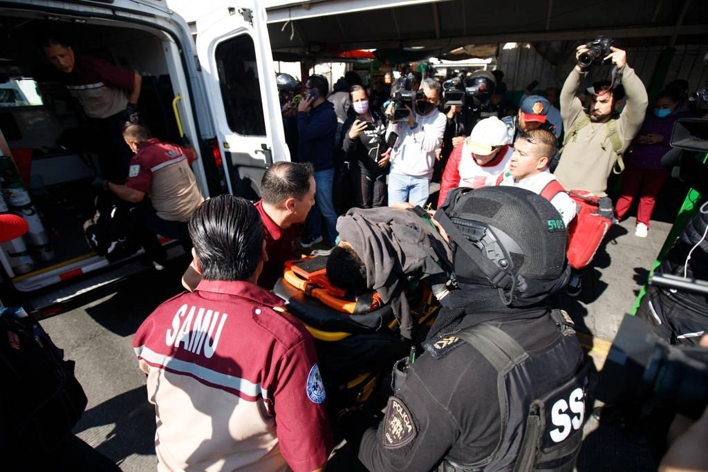 Servicios de emergencia trasladaron a heridos a hospitales tras el choque de dos trenes en el túnel de las estaciones Potrero y La Raza de la Línea 3, en la Ciudad de México. Foto Pablo Ramos