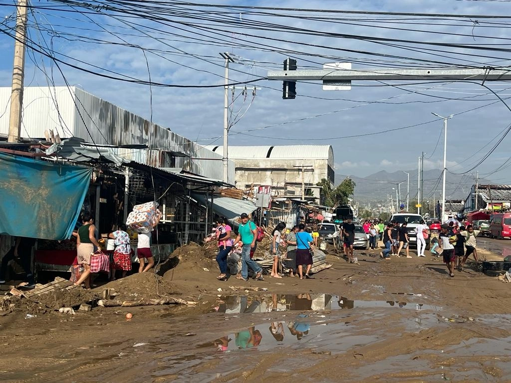La evaluación de daños por el huracán 'Otis' incluye un censo casa por casa en el puerto de Acapulco, el 27 de octubre de 2023. Foto Alfredo Domínguez