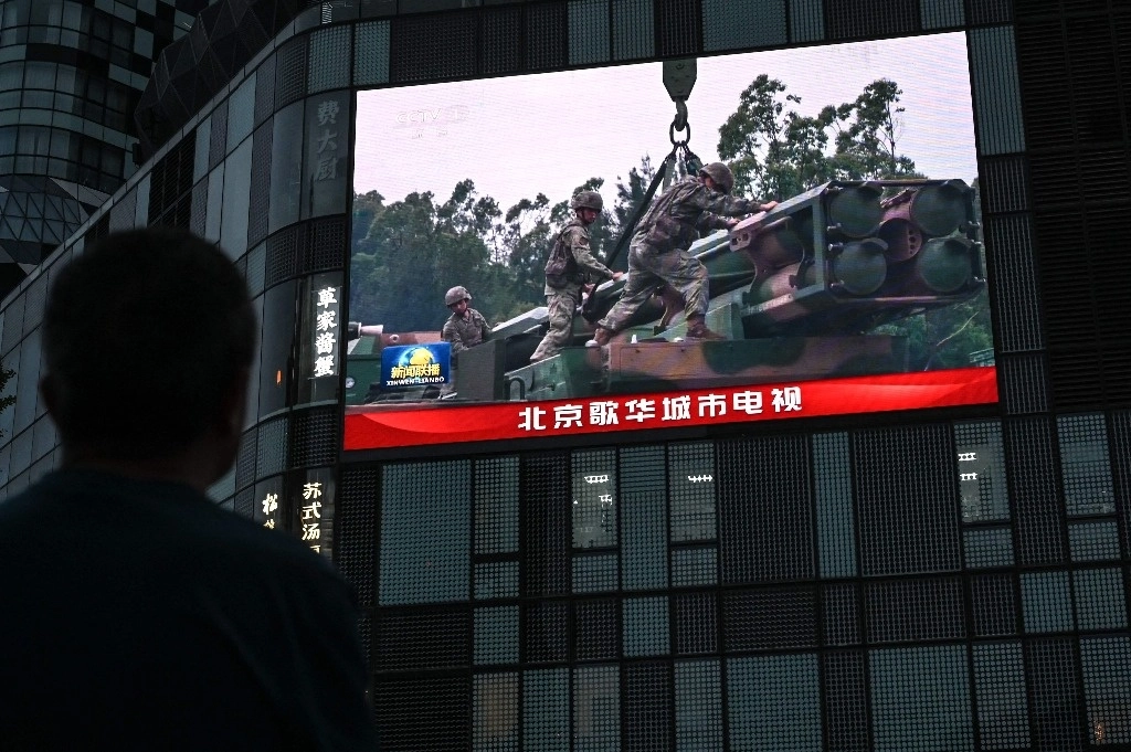 Cobertura mediática de las maniobras chinas en torno a Taiwán, vista en una pantalla en una calle de Pekín. Foto Afp 