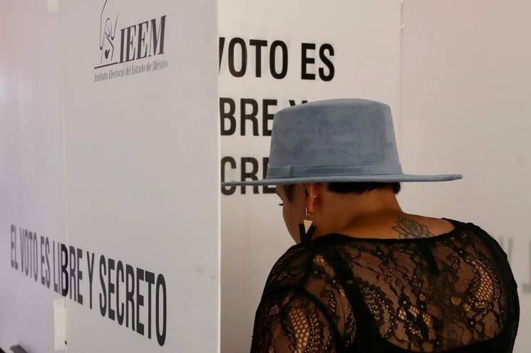 A las 18 horas comenzó el cierre de casillas para la elección a gobernador y diputados del Congreso de Coahuila. Foto Roberto García Ortiz 