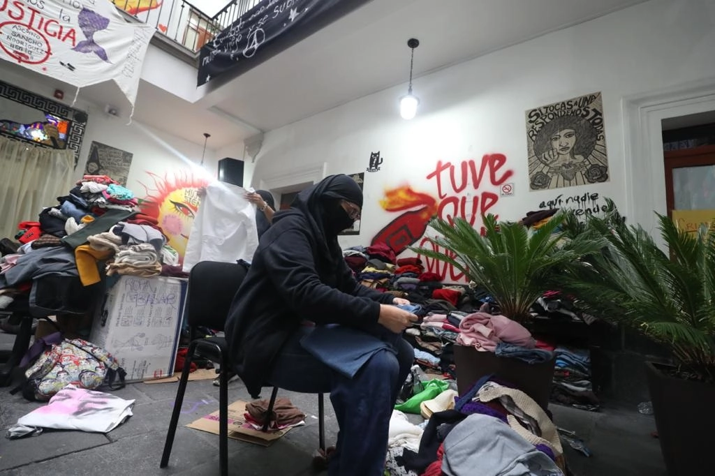 Integrante de colectivo dentro de las instalaciones de la CNDH en el Centro Histórico de la CDMX. Foto Yazmín Ortega