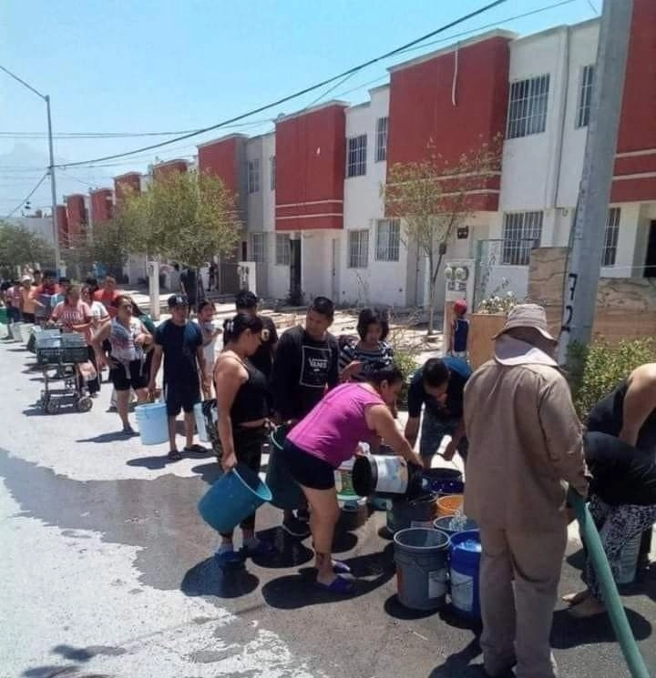 Habitantes del municipio de García, en la zona metropolitana de Monterrey, llenan cubetas y recipientes con agua de una pipa enviada por el gobierno estatal para hacer frente a la escasez del líquido. Foto tomada del facebook Alerta Linares 24/7