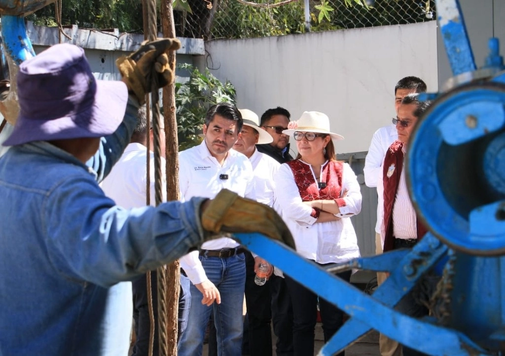 Durante el recorrido, la presidenta municipal de Ecatepec agradeció la presencia del titular de Conagua para supervisar los trabajos de restablecimiento de los 24 pozos que se van a intervenir con el plan integral que anunció la presidenta, Claudia Sheinbaum, para aumentar el caudal y mejorar la distribución del agua por la red en Ecatepec. Foto La Jornada