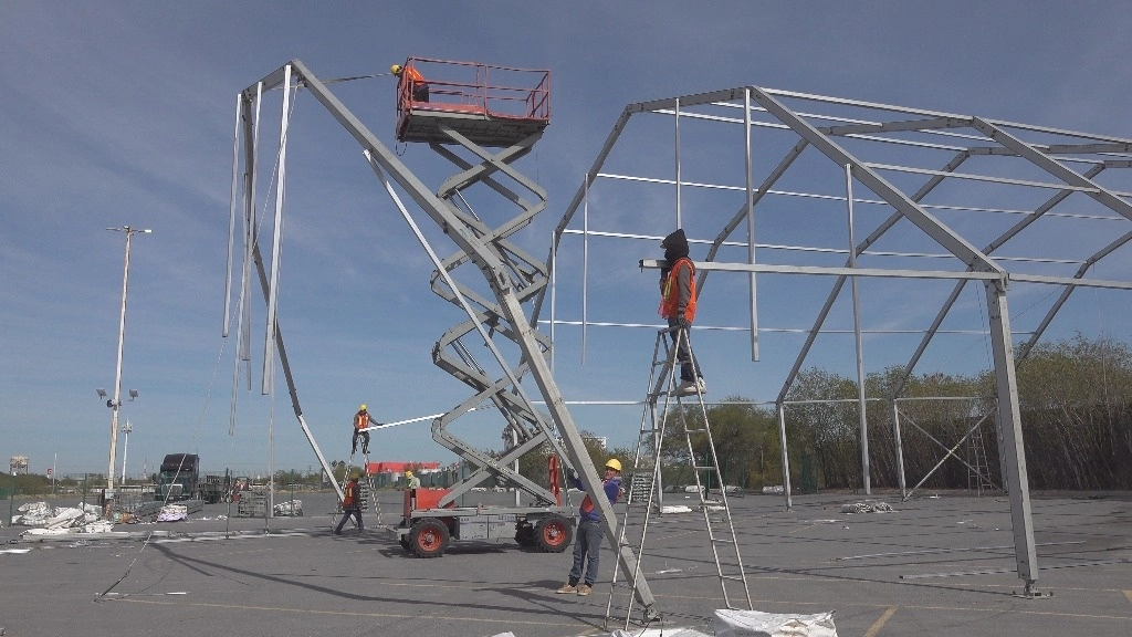 El gobierno federal, a través de la Secretaría de Bienestar, inició la construcción de un mega albergue en Nuevo Laredo como parte del programa México te abraza, diseñado para recibir y apoyar a los connacionales deportados de Estados Unidos. Foto Carlos Figueroa
