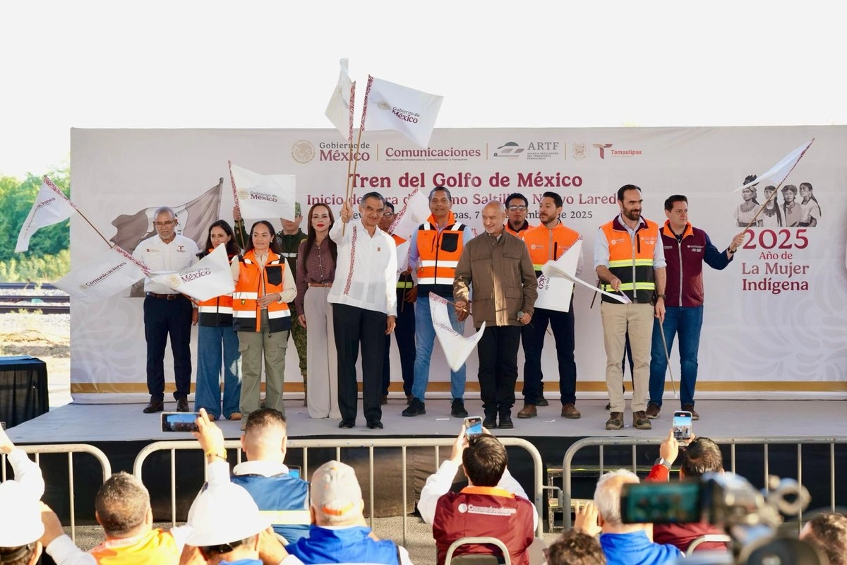 El gobernador de Tamaulipas, Américo Villarreal, dio el banderazo de inicio a la construcción del tren Nuevo Laredo-Saltillo, una de las obras más ambiciosas del sexenio de la presidenta Claudia Sheinbaum. Foto   