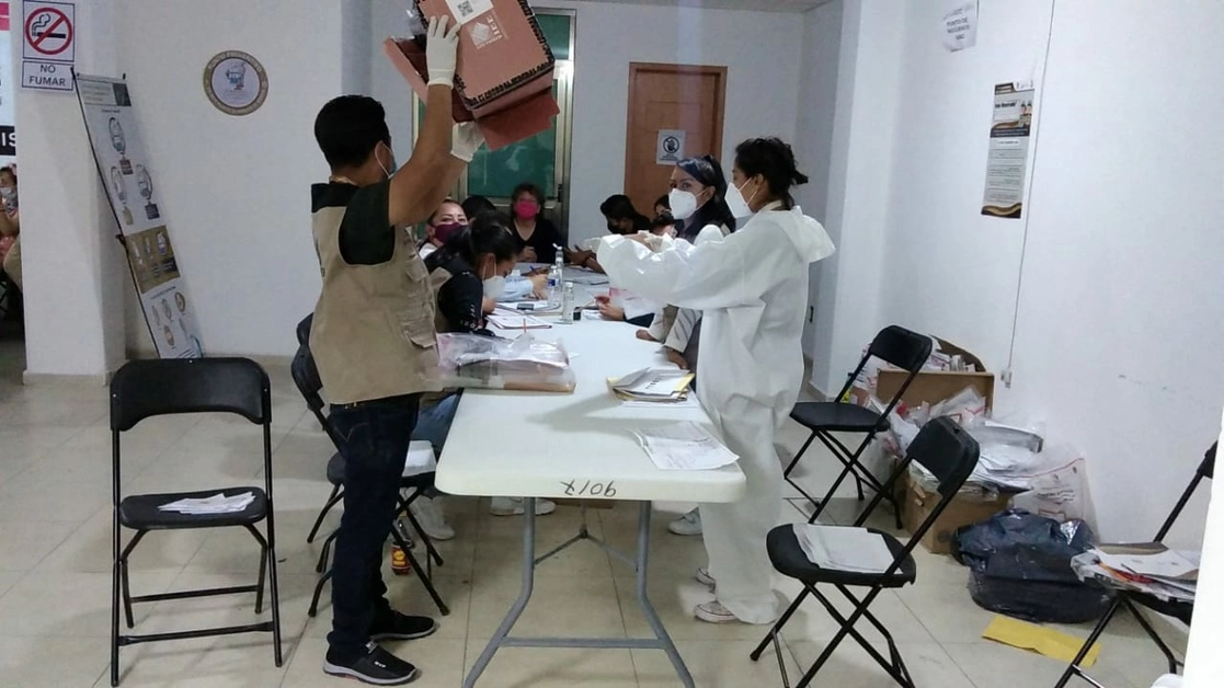 Comenzó hoy el proceso de conteo oficial de las actas de cada paquete electoral de las tres mil 977 casillas instaladas en la jornada del pasado domingo para elegir al nuevo gobernador de Hidalgo. Foto Juan Ricardo Montoya