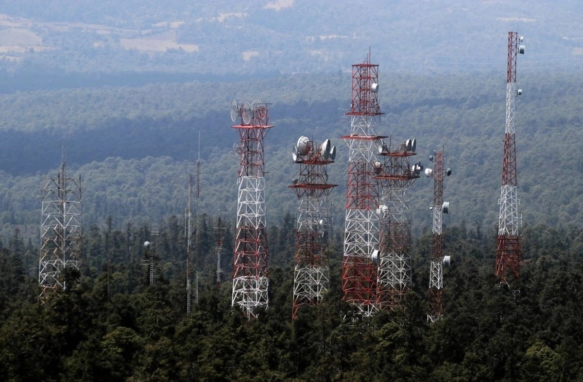 Antenas de telecomunicación en la Sierra de Chichinautzin, desde la cima del volcán homónimo, en Tepoztlán, Morelos. Foto 