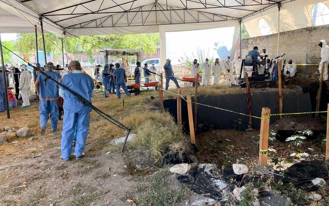 Este lunes inició una cuarta etapa de trabajos de exhumación en fosas comunes de la Fiscalía General del Estado de Morelos. Los cuerpos fueron sepultados sin identificar. Foto