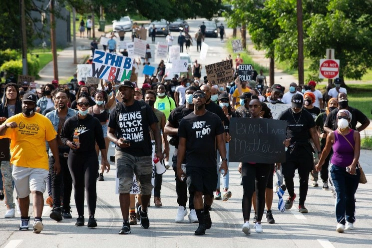 Continúan las protestas por el abuso racial en violencia racista oficial en Estados Unidos. Foto Afp