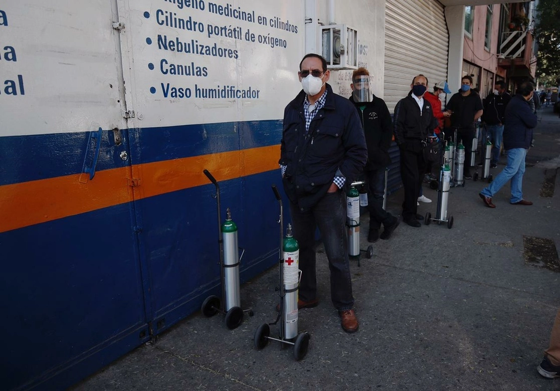 Personas realizan fila en un centro de abastecimiento de oxígeno medicinal, en la colonia Escandón, alcaldía Miguel Hidalgo, el 26 de enero de 2021. Foto Cristina Rodríguez